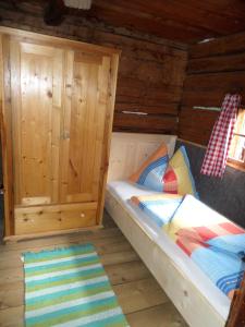 ein Zimmer mit zwei Etagenbetten und einem Schrank in der Unterkunft Almhütte Senfter in Innervillgraten