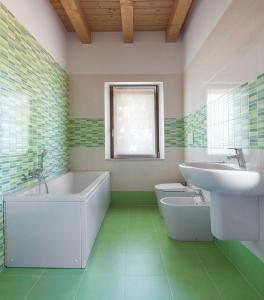 a bathroom with a tub and a sink and a toilet at Cà Del Pioppo in Cavallino-Treporti