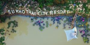 une vue de tête d'un panneau de réponse de la ville avec un parapluie dans l'établissement Sukhothai City Resort, à Sukhothaï