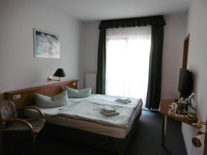 Postel nebo postele na pokoji v ubytování Hotel & Pension Aßmann