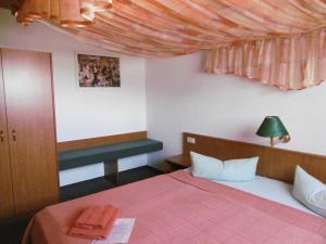 Postel nebo postele na pokoji v ubytování Hotel & Pension Aßmann