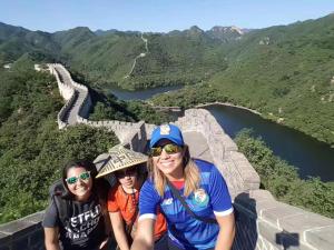 蓟州区天津蓟县李博家园农家院的站在中国城墙上的一个家庭