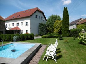 Bazén v ubytování Hotel & Pension Aßmann nebo v jeho okolí
