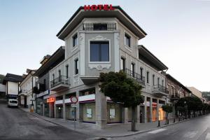 a building with a hotel sign on the side of a street at Executive Rooms and Suites Play in Veliko Tŭrnovo