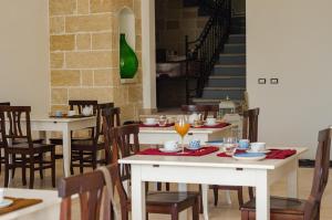 A restaurant or other place to eat at Casale Donna Rosa