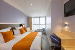 Postel nebo postele na pokoji v ubytování Best Western Seine West Hotel