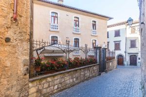 un edificio con una valla y flores en una calle en Hotel Duomo, en Orvieto