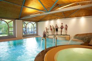Bazén v ubytování Hotel Steinbock Pontresina nebo v jeho okolí