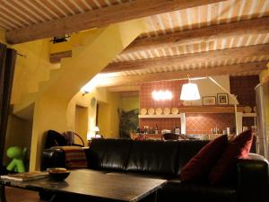 a living room with a couch and a table at La Maison des Couleurs in Saint-Saturnin-lès-Apt