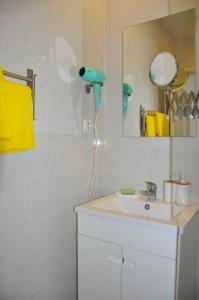 ein weißes Badezimmer mit Waschbecken und Spiegel in der Unterkunft Typical Village Oporto 24 in Porto