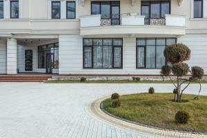 a large white building with a circular driveway at VisPas Balti in Bălţi