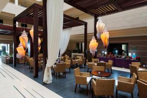Reštaurácia alebo iné gastronomické zariadenie v ubytovaní Kn Hotel Arenas del Mar Adults Only
