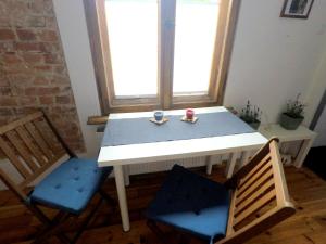 グダニスクにあるGdansk Appartmentの白いテーブル(椅子2脚、カップ2杯付)