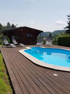 Bazén v ubytování BLUE PENSiON nebo v jeho okolí