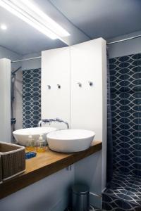 uma casa de banho com um lavatório branco num balcão de madeira em Boavista Bike Apartment em Lisboa