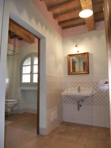 ein Bad mit einem Waschbecken und einem WC in der Unterkunft Agriturismo Podere Gianmaria in Castiglioncello