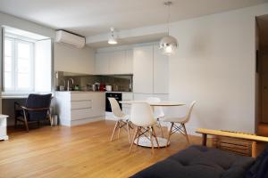 eine Küche und ein Wohnzimmer mit einem Tisch und Stühlen in der Unterkunft Boavista Bike Apartment in Lissabon