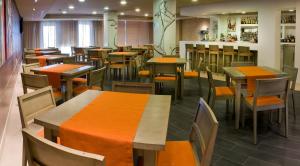 Reštaurácia alebo iné gastronomické zariadenie v ubytovaní Kn Hotel Arenas del Mar Adults Only