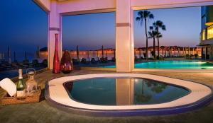 Bazén v ubytovaní Kn Hotel Arenas del Mar Adults Only alebo v jeho blízkosti