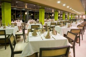 Reštaurácia alebo iné gastronomické zariadenie v ubytovaní Kn Hotel Arenas del Mar Adults Only