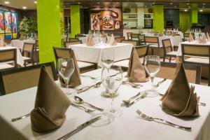 Reštaurácia alebo iné gastronomické zariadenie v ubytovaní Kn Hotel Arenas del Mar Adults Only