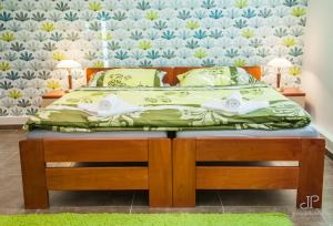 ルハチョヴィツェにあるVila Magnolieのベッドルーム1室(緑色のベッドカバー付)