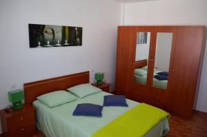 1 dormitorio con 2 camas y espejo en VV Sarmiento en Vecindario