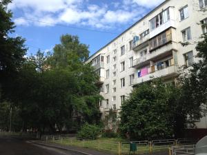モスクワにあるСовременная квартира с Евроремонтомの木立の街路のアパートメント