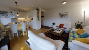 サンモリッツにあるParaviciniのリビングルーム(白い家具付)、ダイニングルーム