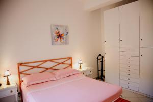 モンデッロにあるSiciliaiuの白いベッドルーム(ベッド1台、ドレッサー付)