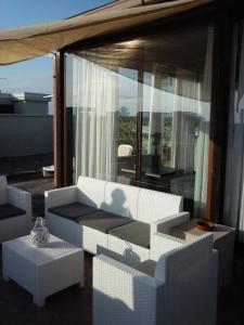 ガリポリにあるPenthouse Baia Verdeのリビングルーム(白いソファ、テーブル付)