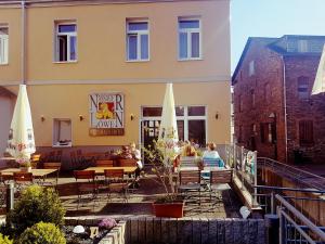 un gruppo di persone sedute fuori da un edificio di Hotel Restaurant Nassauer Löwen a Nassau Altre 16 foto