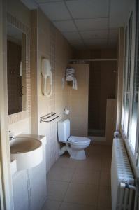 A bathroom at Le Régence