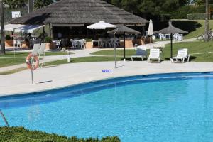 Bazén v ubytovaní atico en Las Americas Islantilla primera línea de playa alebo v jeho blízkosti