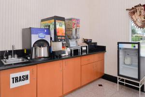 - une cuisine avec un comptoir et une machine à café dans l'établissement Americas Best Value Inn - Azusa/Pasadena, à Azusa