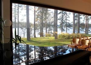 Habitación con ventana grande con vistas a un bosque. en Art Hotel Honkahovi, en Mänttä