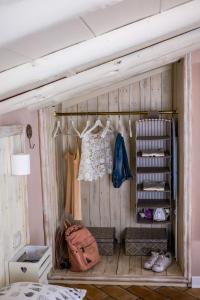 パルマにあるKey's Houseのクローゼット(衣類、袋付)が備わる客室です。