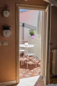 Habitación con vistas a un balcón con mesa y sillas. en Key's House, en Parma