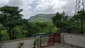 伊加特普里V2- Vue' Villa的从房子的阳台上欣赏山景