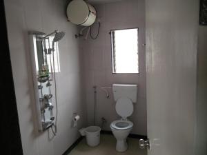 伊加特普里V2- Vue' Villa的带马桶和窗户的浴室 更多37张照片