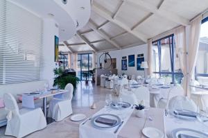 Ein Restaurant oder anderes Speiselokal in der Unterkunft Hotel Riviera dei Fiori 