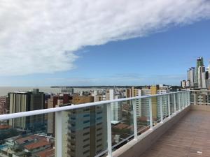 desde el balcón de un edificio con vistas a la ciudad en Ilha Do Caribe, en João Pessoa