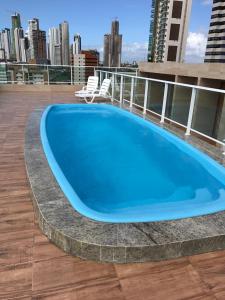 una piscina en la azotea de un edificio en Ilha Do Caribe, en João Pessoa