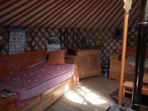 a bedroom with a bed and a desk in a yurt at yourte d'hotes in Mailley-et-Chazelot