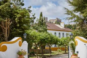 una cerca blanca frente a una casa en Casa D Obidos, en Óbidos