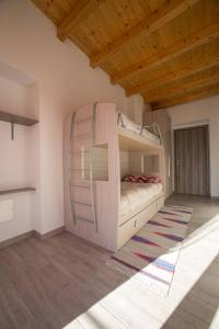 A bed or beds in a room at Bellavista wonderful lake view
