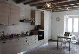 A kitchen or kitchenette at Bellavista wonderful lake view Még 15 kép