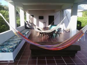un hamac sur le porche d'une maison dans l'établissement Casa 007, à Carmen de Apicalá