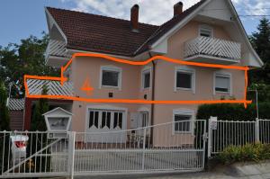 ザラカロシュにあるGitta Apartmanházのオレンジのテープが貼られた家