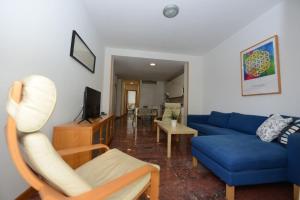 ラスパルマス・デ・グランカナリアにあるEdificio Gaviota 4のリビングルーム(青いソファ、テレビ付)